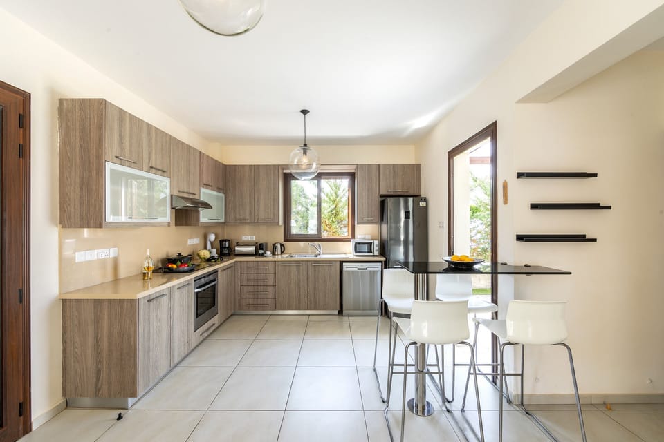 Full-size fridge, microwave, oven, stovetop