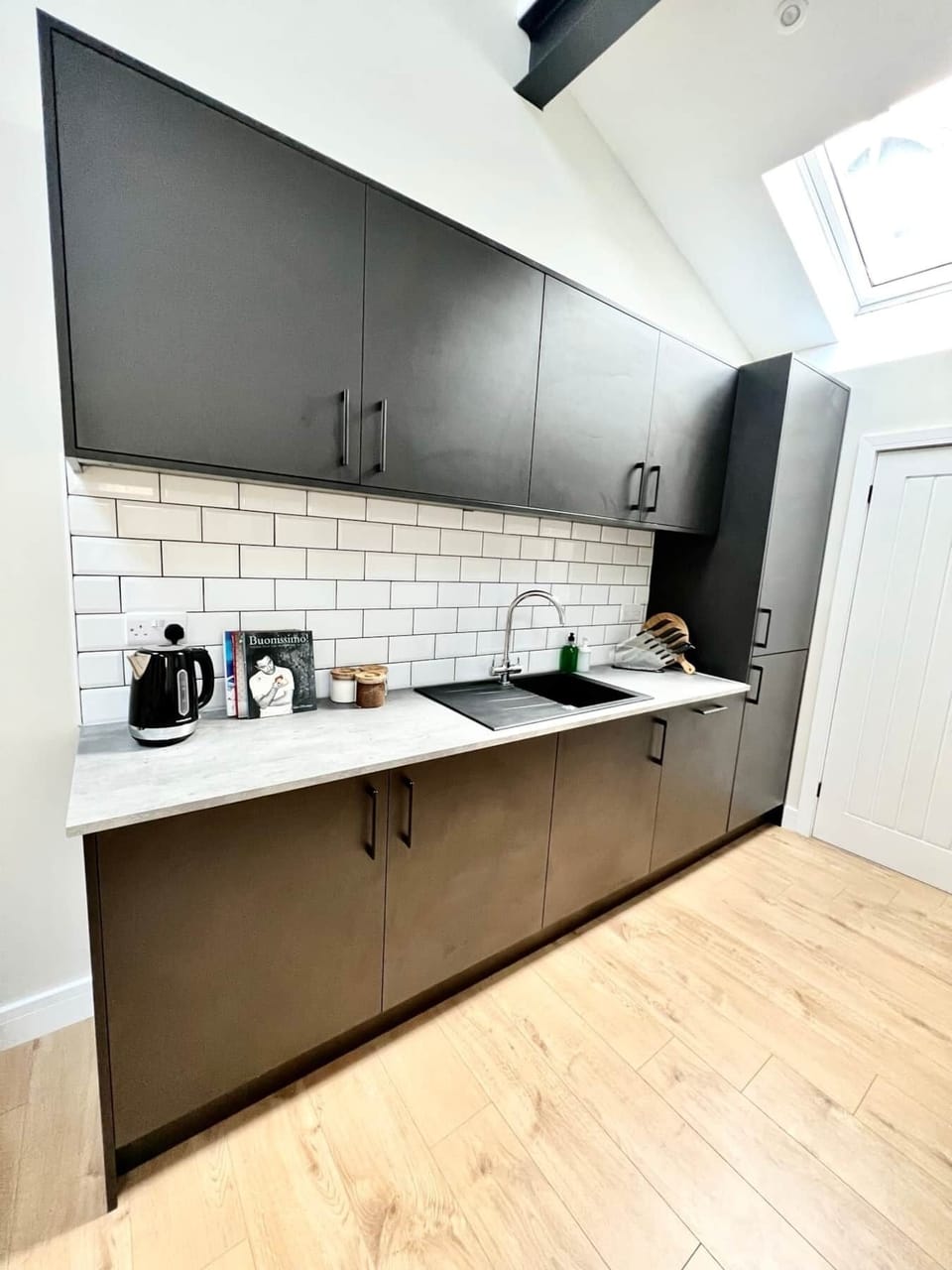 Fully Equipped Kitchen (3)