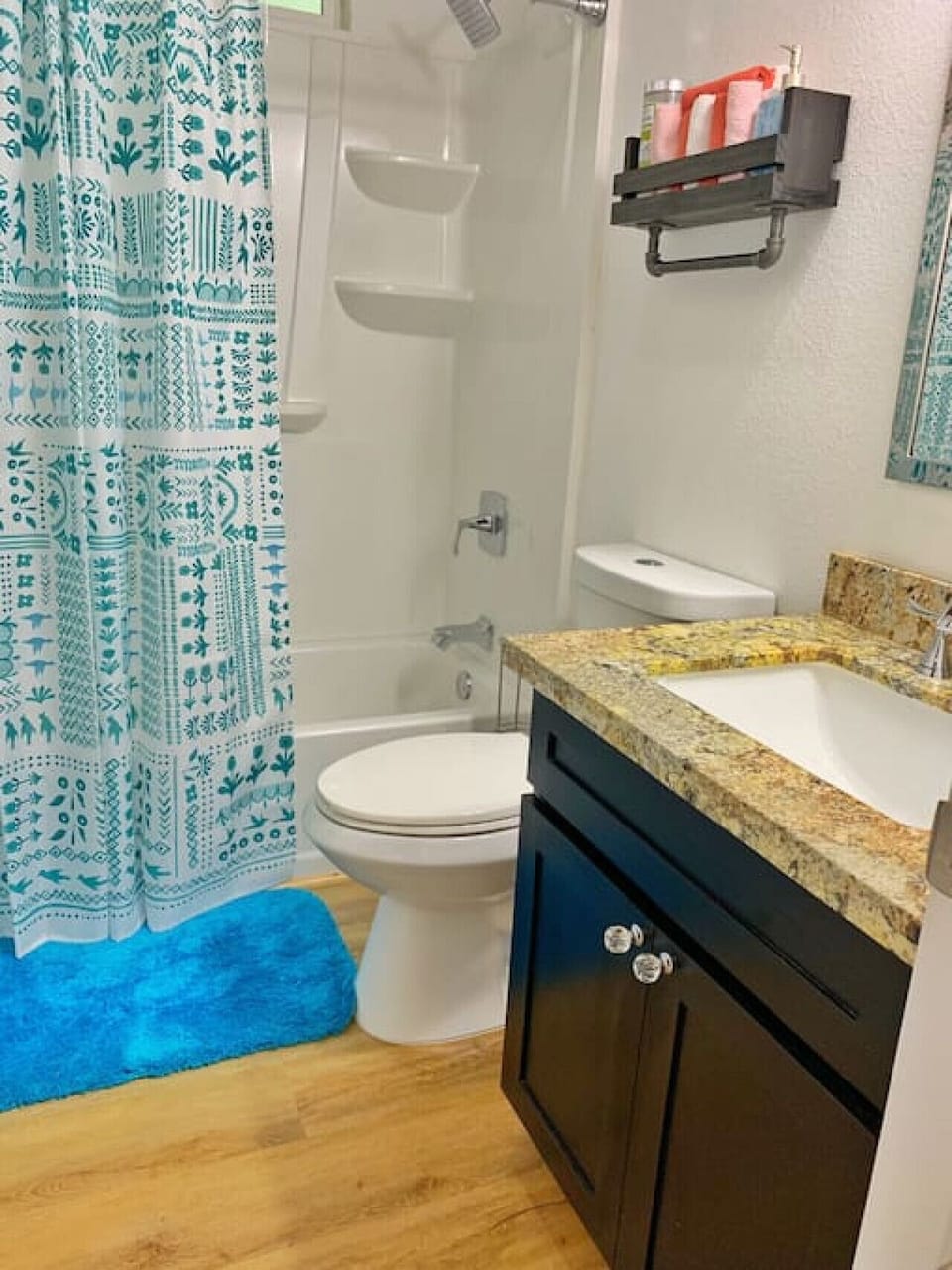 2nd Bathroom next to living room