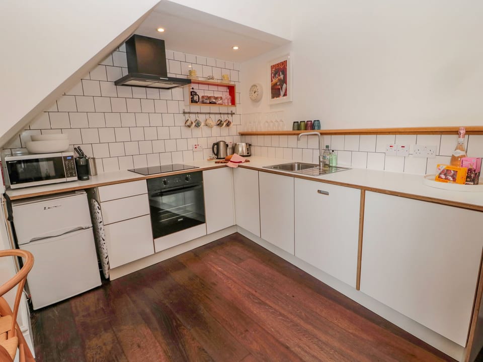 Cottage | Private kitchen | Fridge, dishwasher, electric kettle, toaster