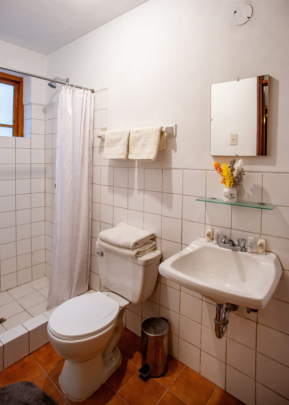 Shower, rainfall showerhead, free toiletries, hair dryer