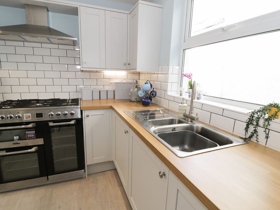 Cottage | Private kitchen | Fridge, dishwasher, electric kettle, toaster