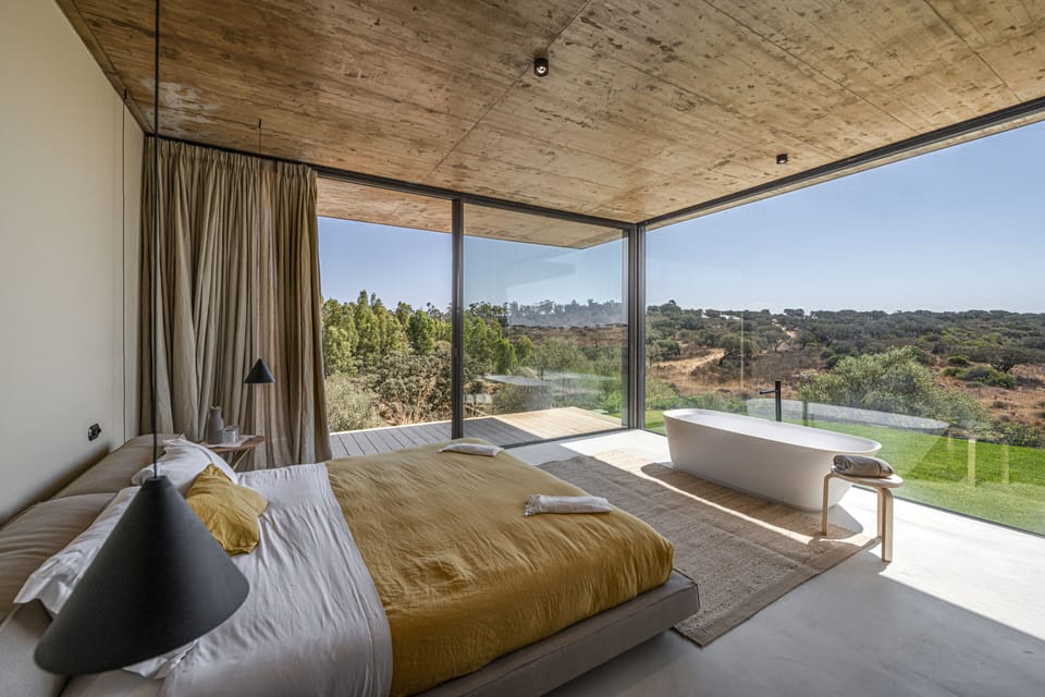 Casa das Pedras Suite | Hypo-allergenic bedding, memory foam beds, free minibar items