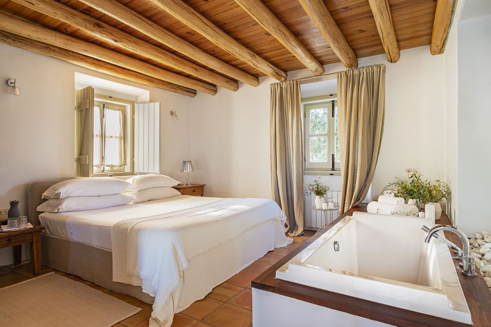 Suite Monte da Peceguina | Hypo-allergenic bedding, memory foam beds, free minibar items