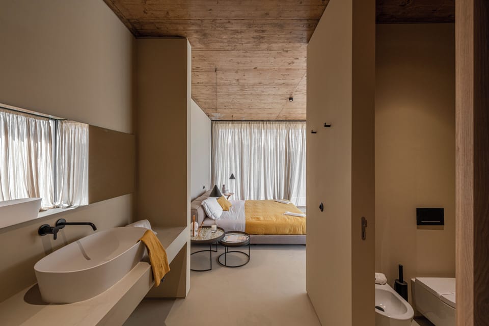 Casa das Pedras Suite | Bathroom | Bathtub, designer toiletries, hair dryer, bathrobes