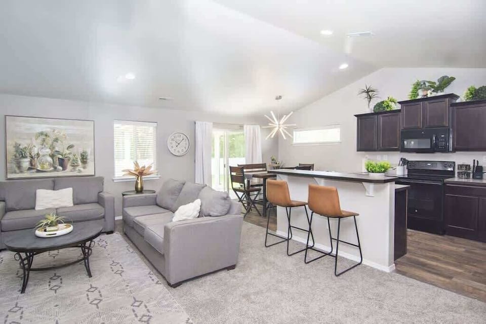 Open Concept Floorplan, raised kitchen island bar