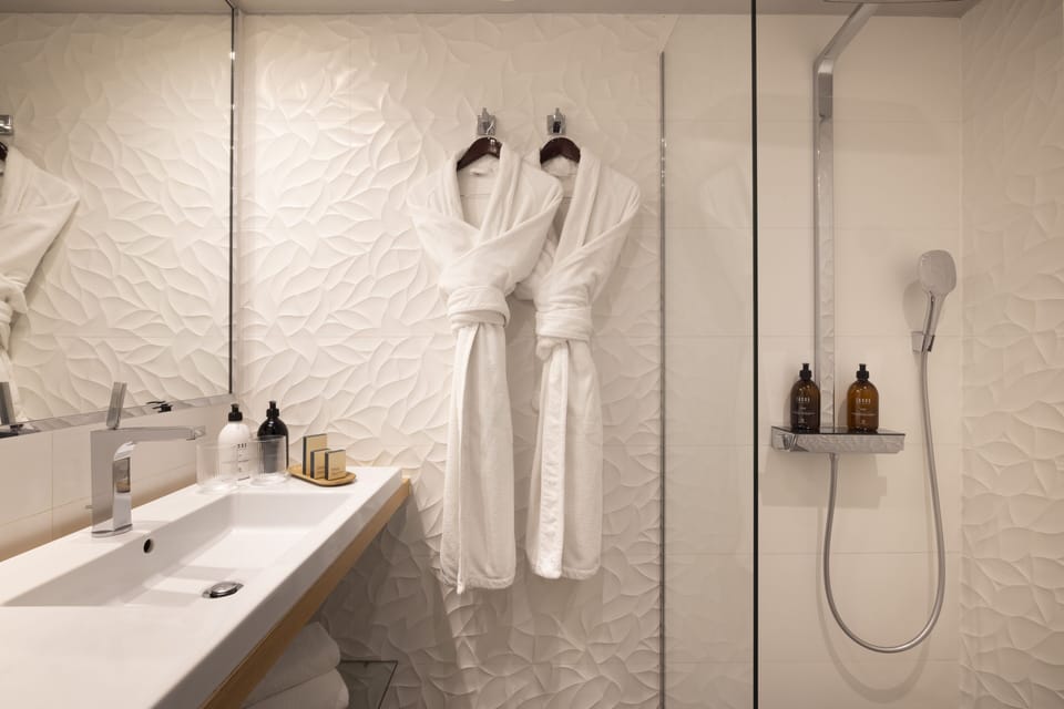 Chambre Deluxe Double ou Twin | Bathroom | Free toiletries, hair dryer, bathrobes, slippers