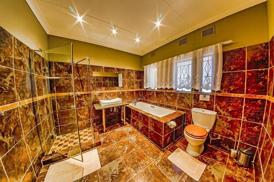 Twin Room | Bathroom | Free toiletries, towels