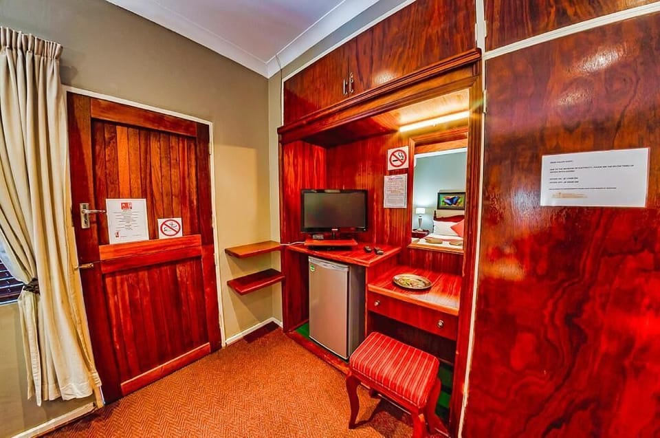 Double room, bath & shower  | In-room safe, desk, free WiFi, bed sheets