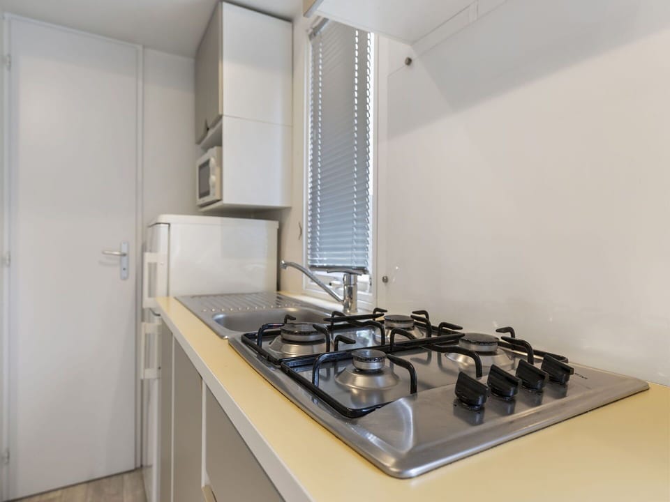 Kitchen, Major Appliance, Kitchen Appliance, Countertop, Interior Design, Kitchen Sink, Kitchen Stove, Flooring, Cabinetry, Gas Stove