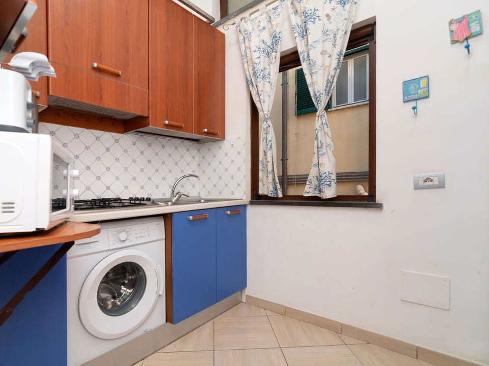 Major Appliance, Flooring, Wood, Floor, Interior Design, Kitchen Appliance, Kitchen, Room, Apartment, Home Appliance