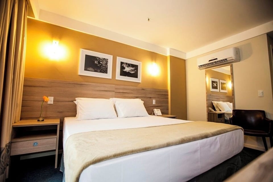 Premium Casal - 1 Cama King e 1 Sofá Cama | Minibar, desk, blackout drapes, free WiFi
