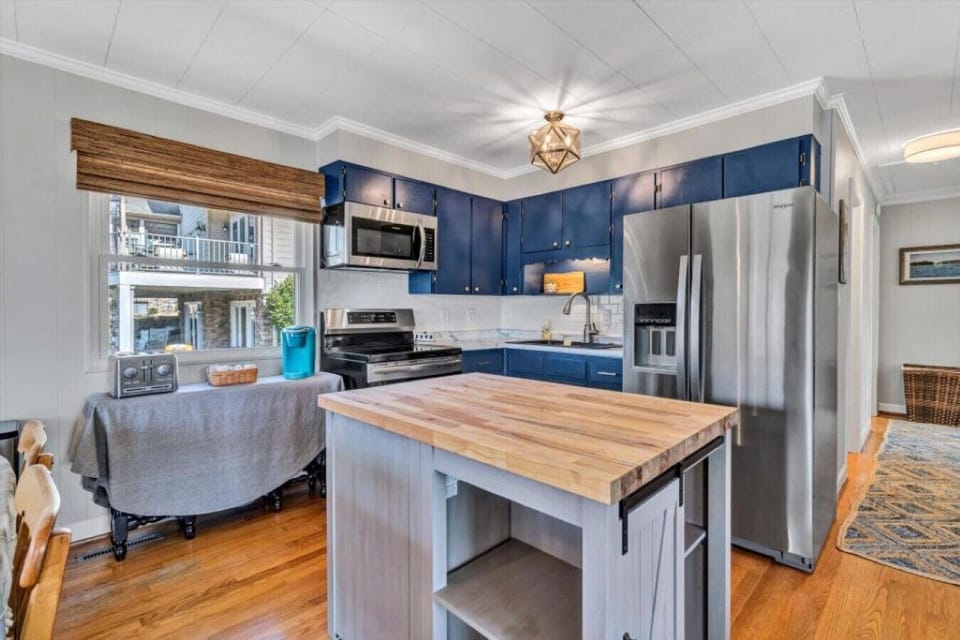 Intimate kitchen with stylish finishes and efficient use of space