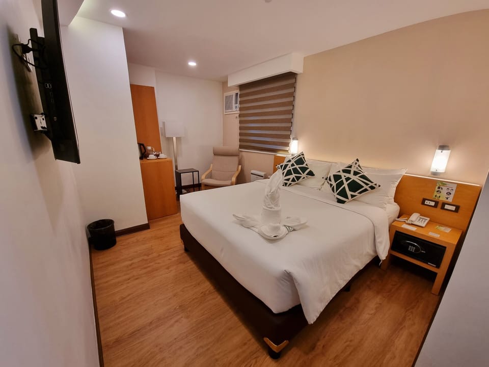 Deluxe Premier | In-room safe, WiFi (free), bed sheets