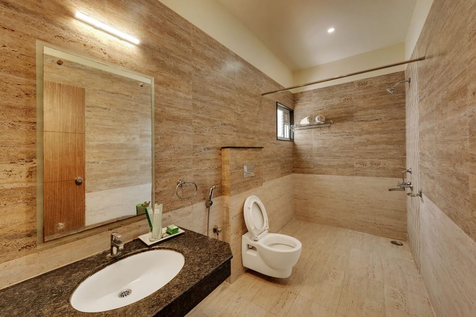Superior Room | Bathroom | Free toiletries, towels