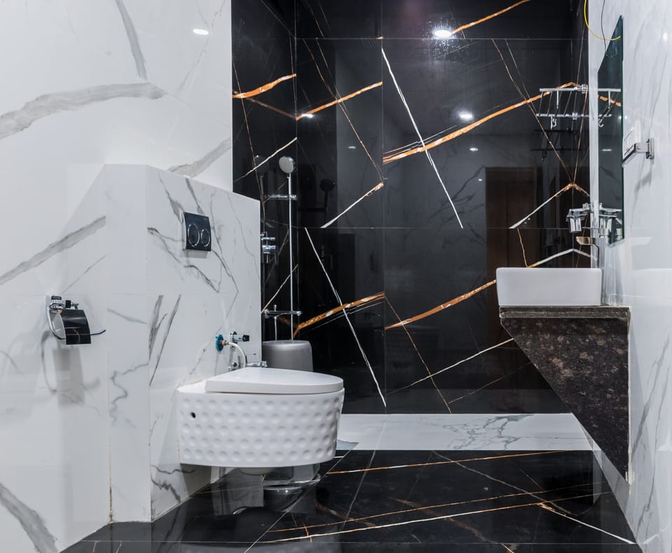 Shower, rainfall showerhead, free toiletries, hair dryer