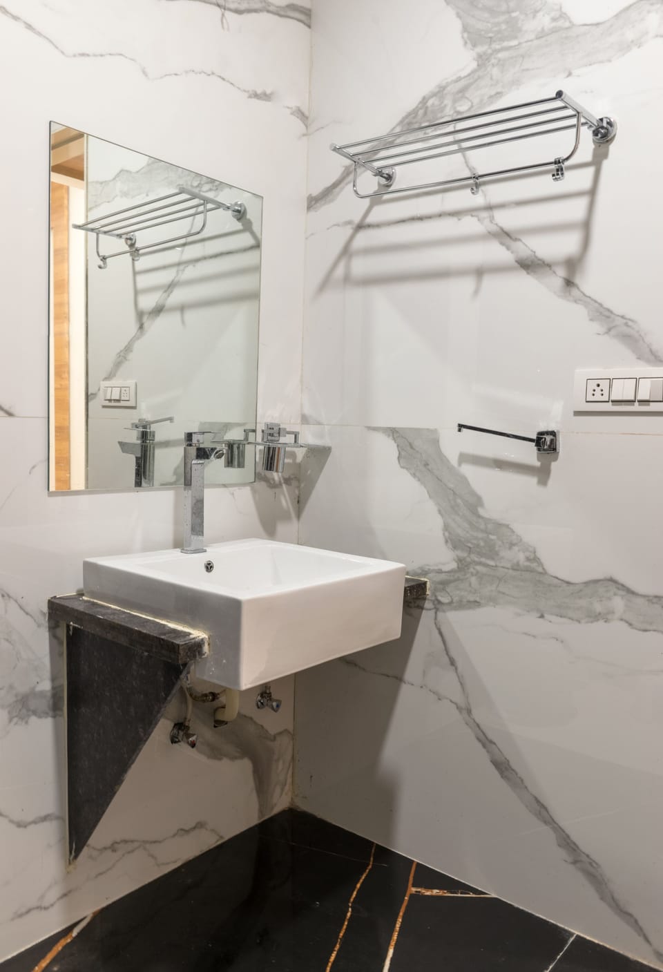 Superior Double Room | Bathroom | Shower, rainfall showerhead, free toiletries, hair dryer