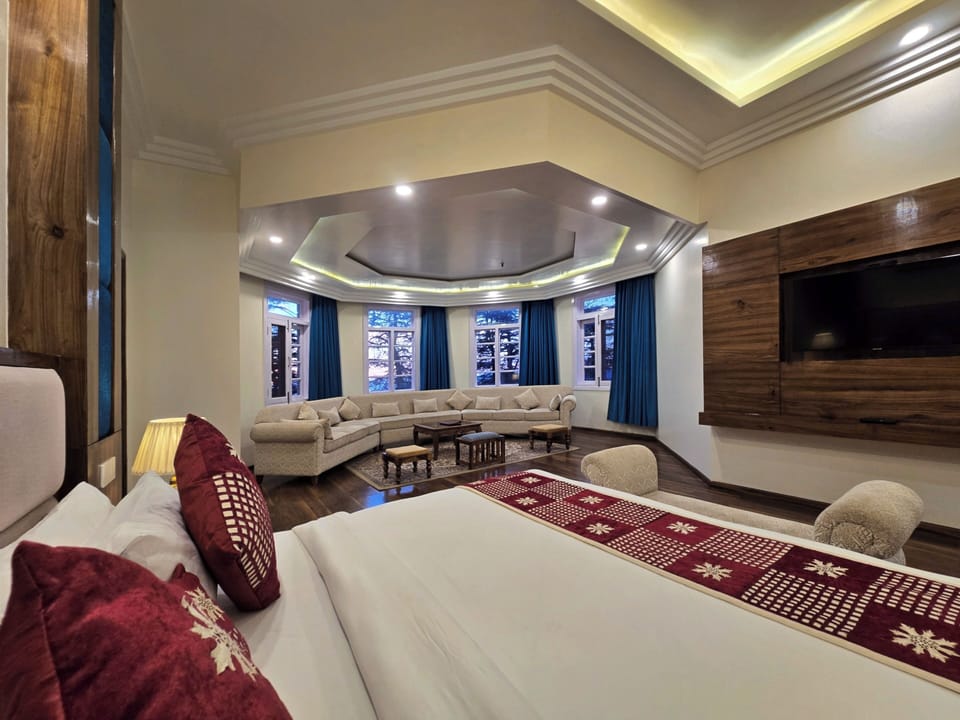 Elite Double Room | Desk, bed sheets