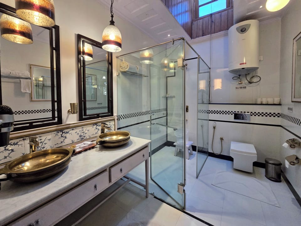 Royal Studio Suite | Bathroom | Jetted tub, towels