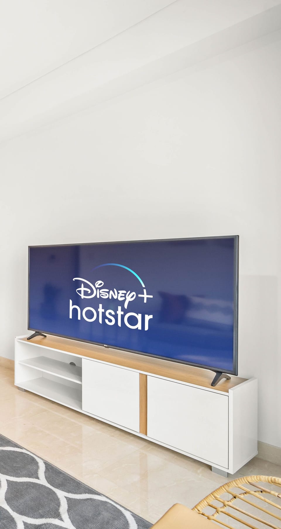 Apartment, 2 Bedrooms, City View | Living room | 55-inch Smart TV with cable channels, TV, Netflix