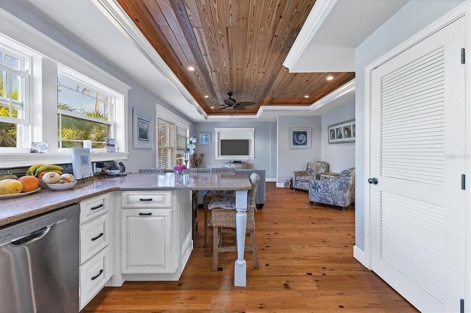Kitchen with breakfast bar
