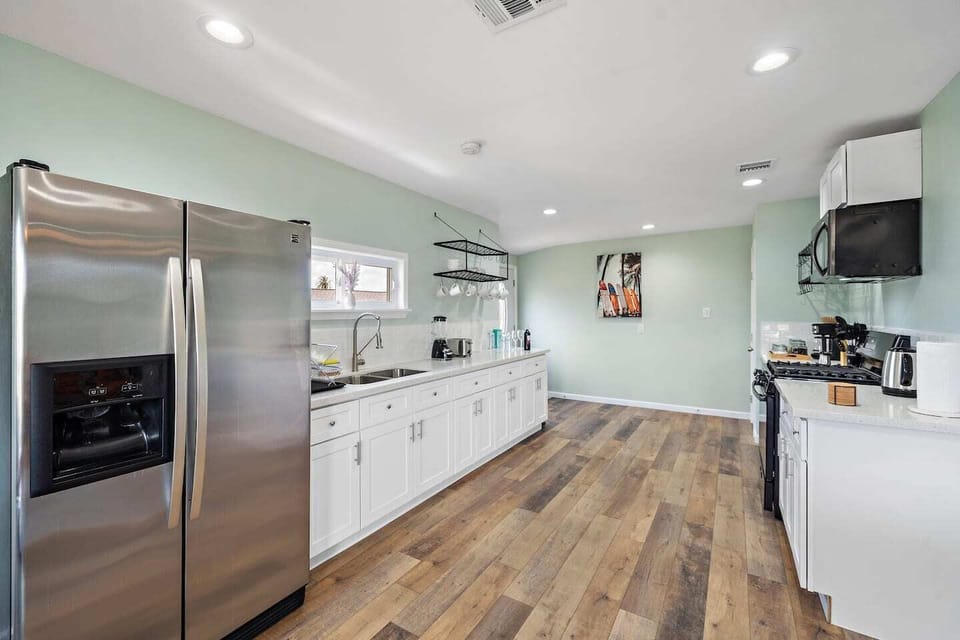 Stainless steel appliances. Fridge dispenses water and ice.
