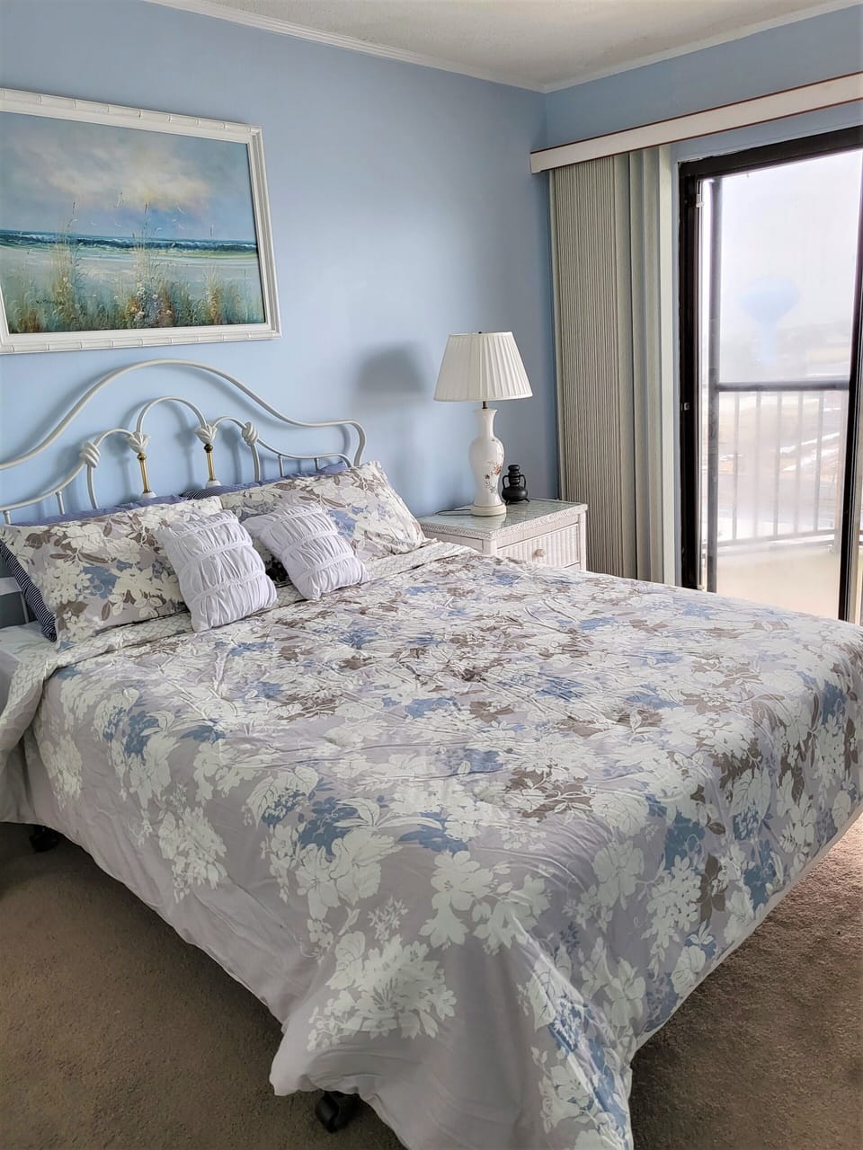 Guest bedroom, front balcony