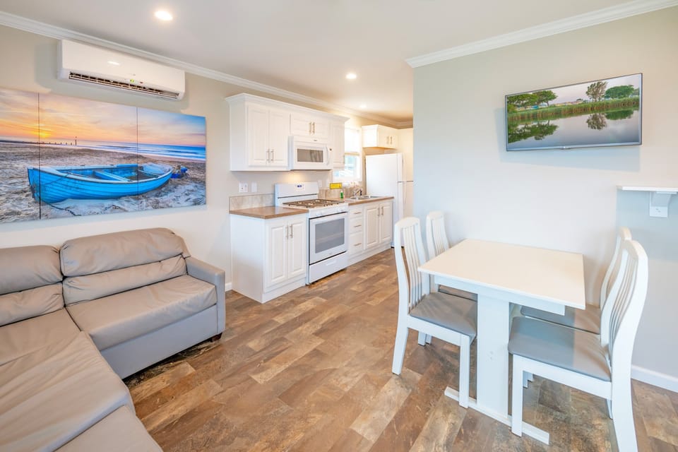 Escape to this 2-bedroom, 1, bath vacation rental cottage in Outer Banks West/Currituck Sound KOA.