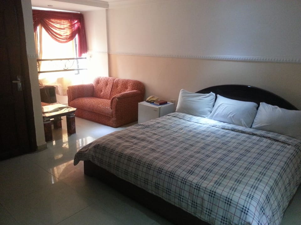 Premium bedding, in-room safe, free WiFi