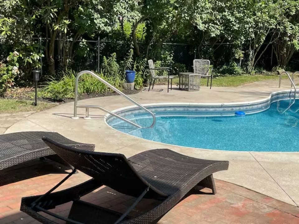 Poolside loungers 