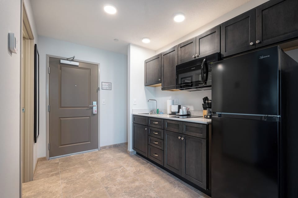 Standard Room, 1 King Bed | Private kitchen | Fridge, microwave, stovetop, coffee/tea maker