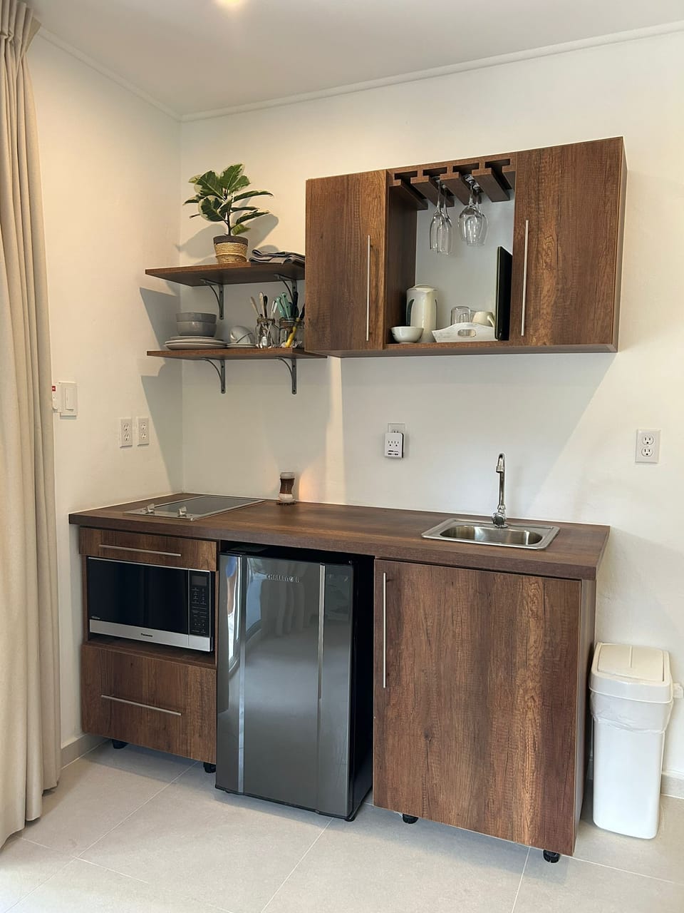 Superior Studio, Pool View | In-room dining