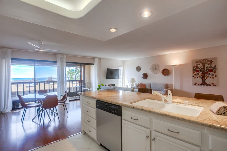 Dining room has seating for up to 6 people, with an ocean view!