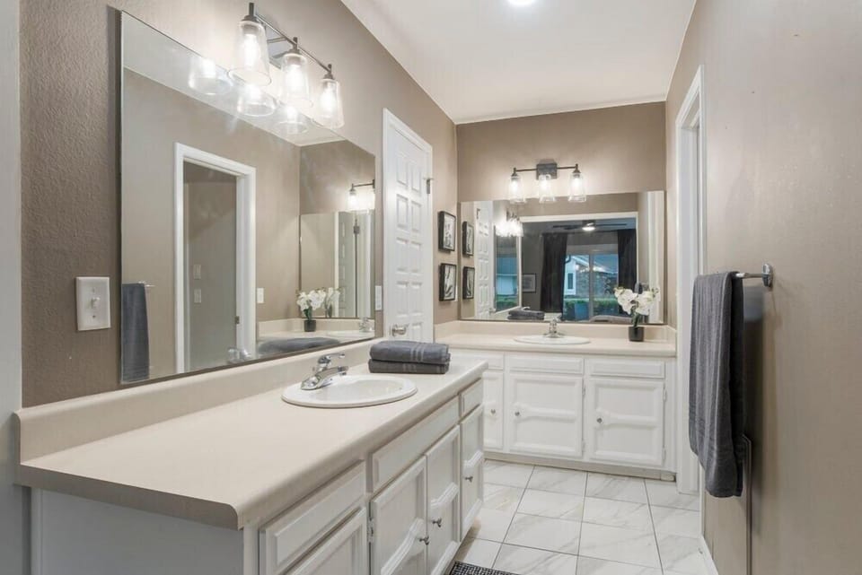 Get ready for the day ahead in style in our well-appointed bathroom, offering ample space and all the modern touches to help you look and feel your best