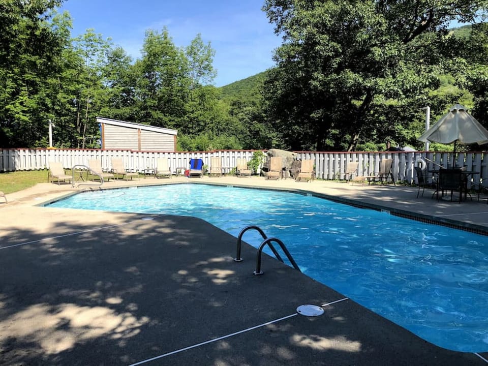 Outdoor Heated Pool (Seasonal)