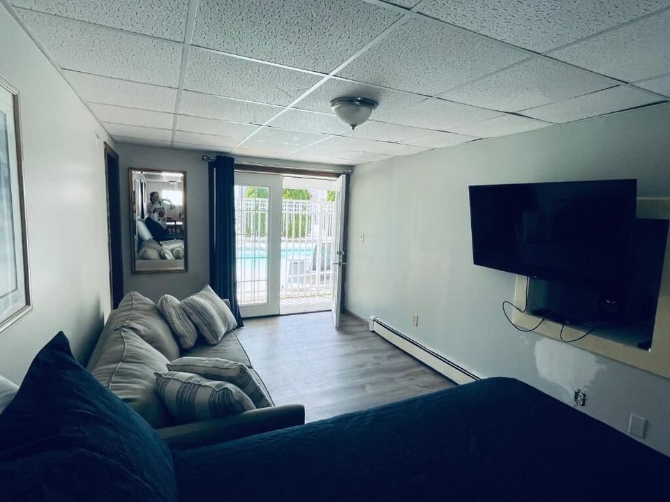Deluxe Apartment, 2 Bedrooms, Pool View | Living area | 42-inch LED TV with cable channels, TV