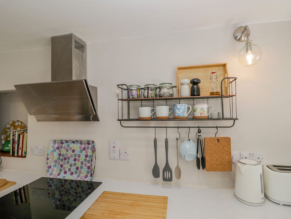 Cottage | Private kitchen | Fridge, dishwasher, electric kettle, toaster