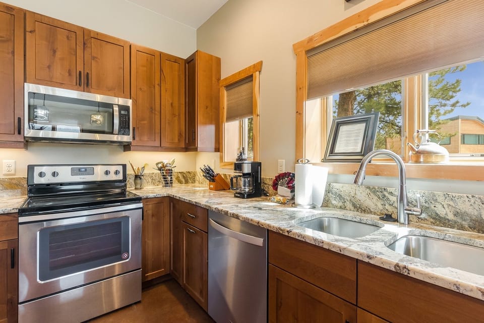 House, 3 Bedrooms | Private kitchen | Fridge, oven, stovetop, coffee/tea maker