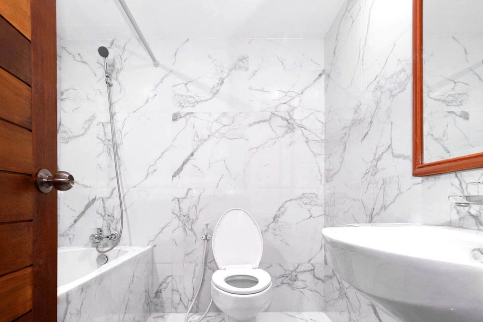 Combined shower/tub, towels