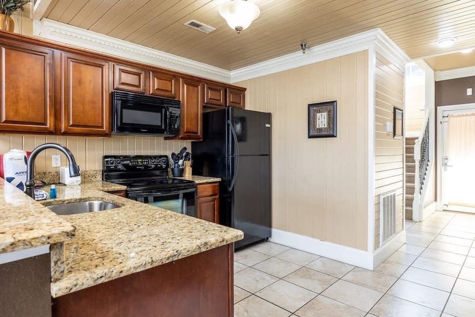 Embrace the perfect blend of style and functionality in this open space kitchen!