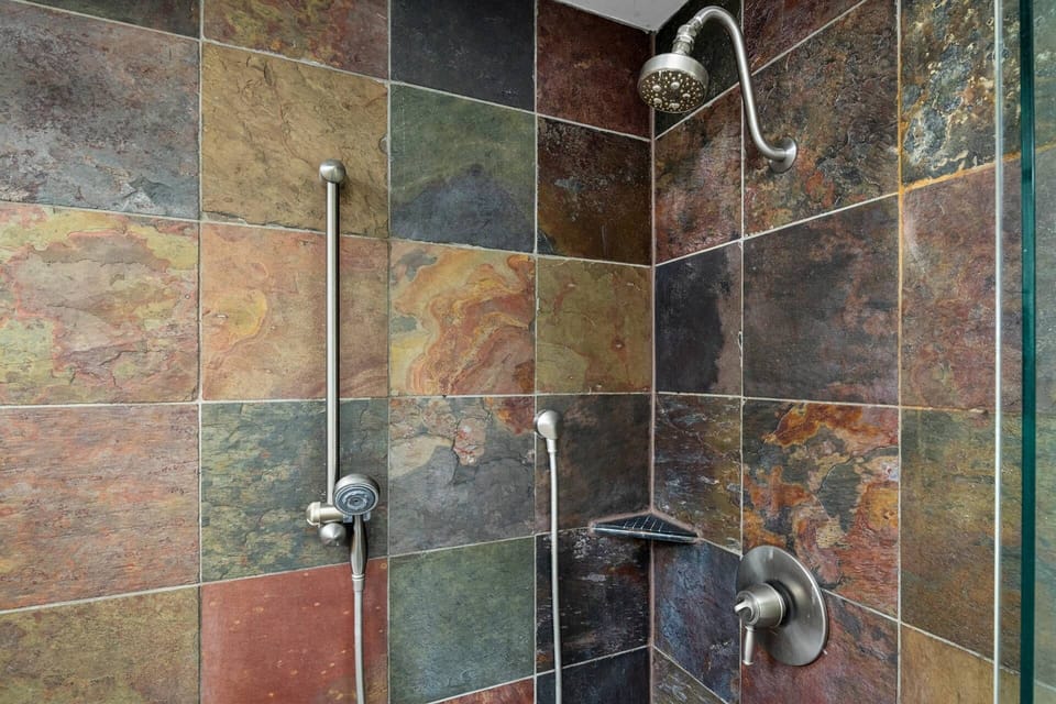 "The showers are OUTSTANDING" - Lara G