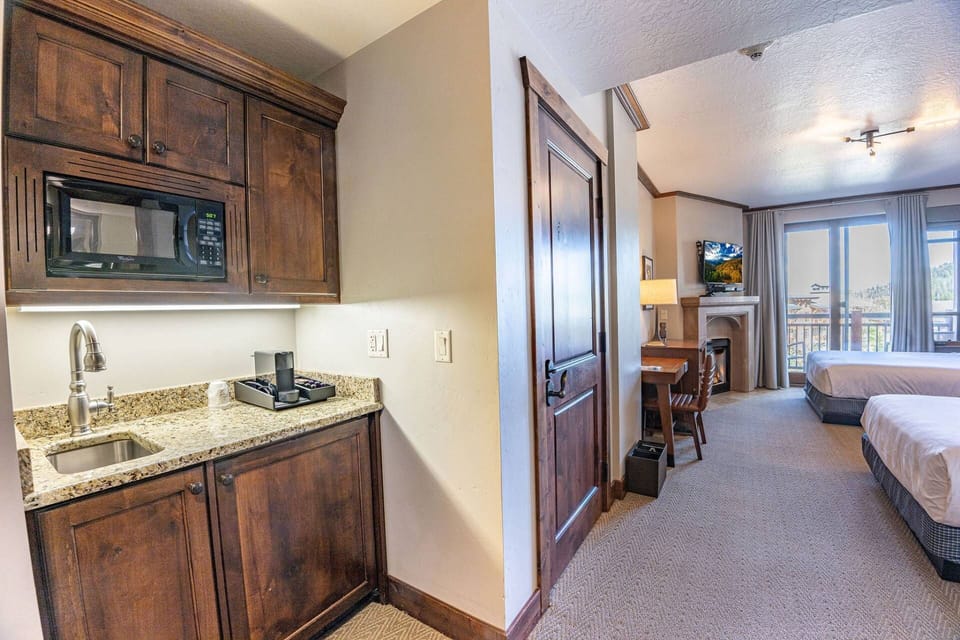 Coffee Bar in the guest suite has a microwave, sink and coffee maker.