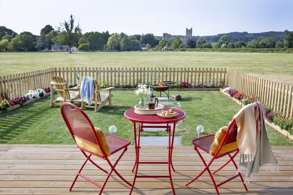 Outside dining table and chairs on the decking - Chapterhouse