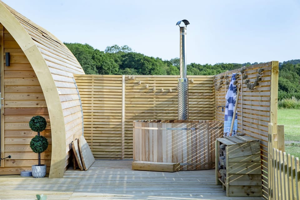 Relax in a hot tub with a privacy screen - Chapterhouse