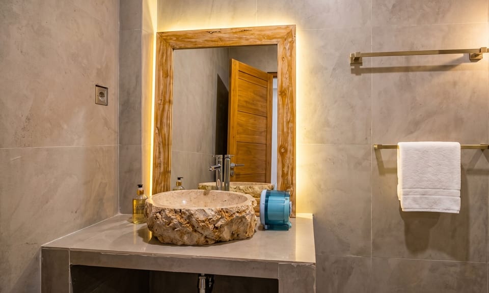 Superior Twin Room | Bathroom | Shower, free toiletries, bidet, towels