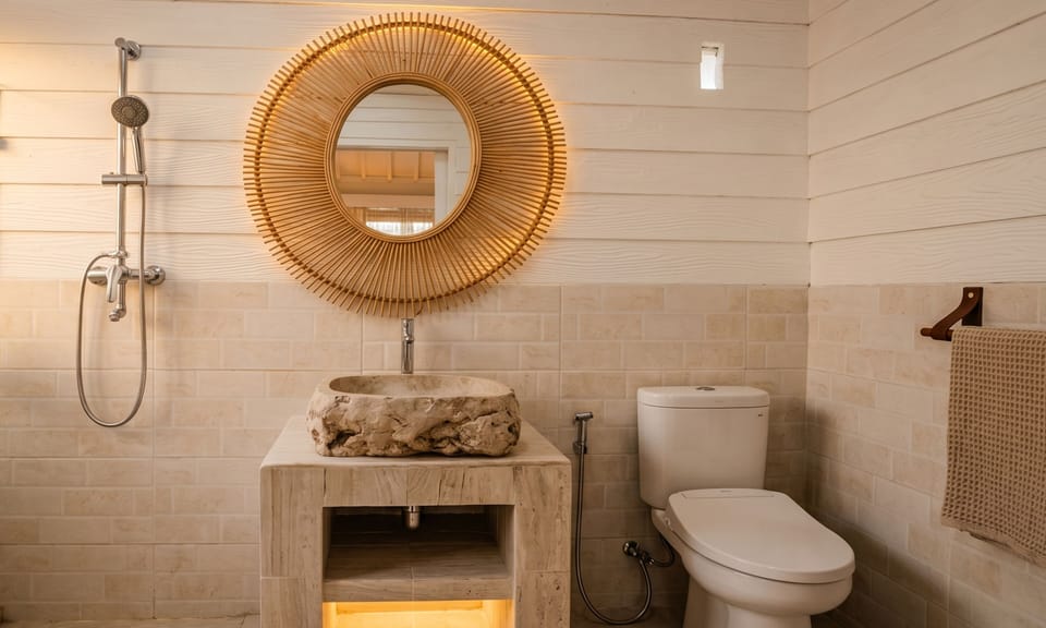 Deluxe Double Room | Bathroom | Shower, free toiletries, bidet, towels