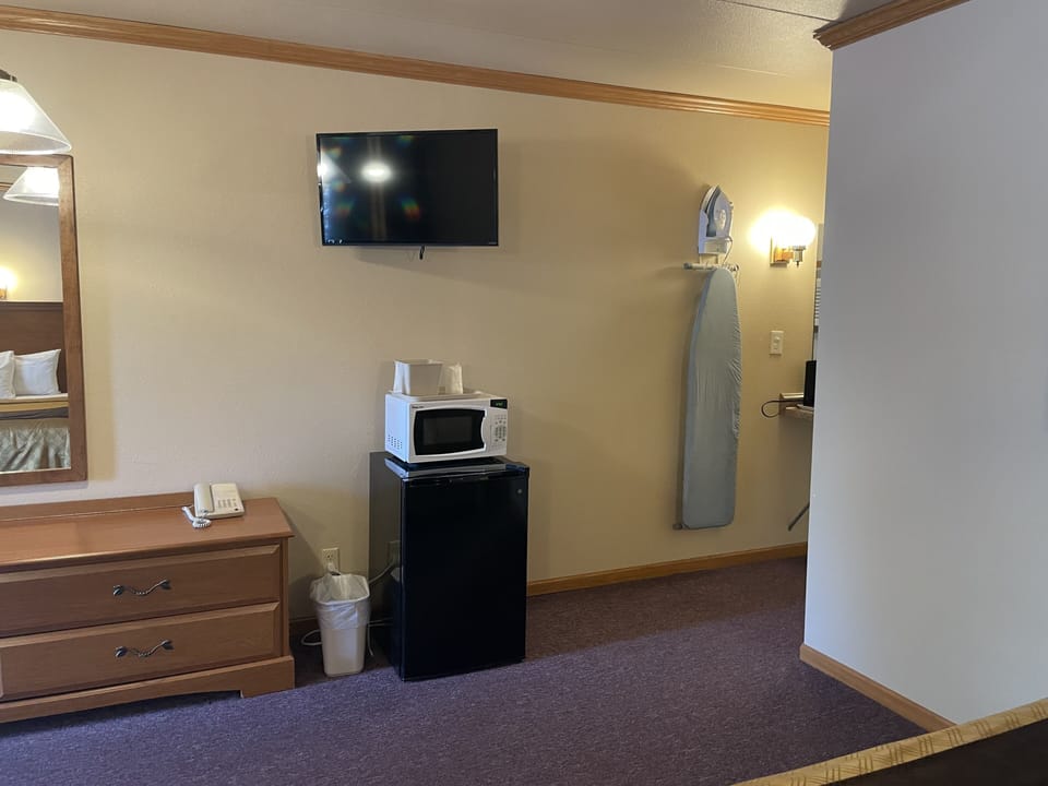 Deluxe Room | Soundproofing, iron/ironing board, cribs/infant beds, rollaway beds