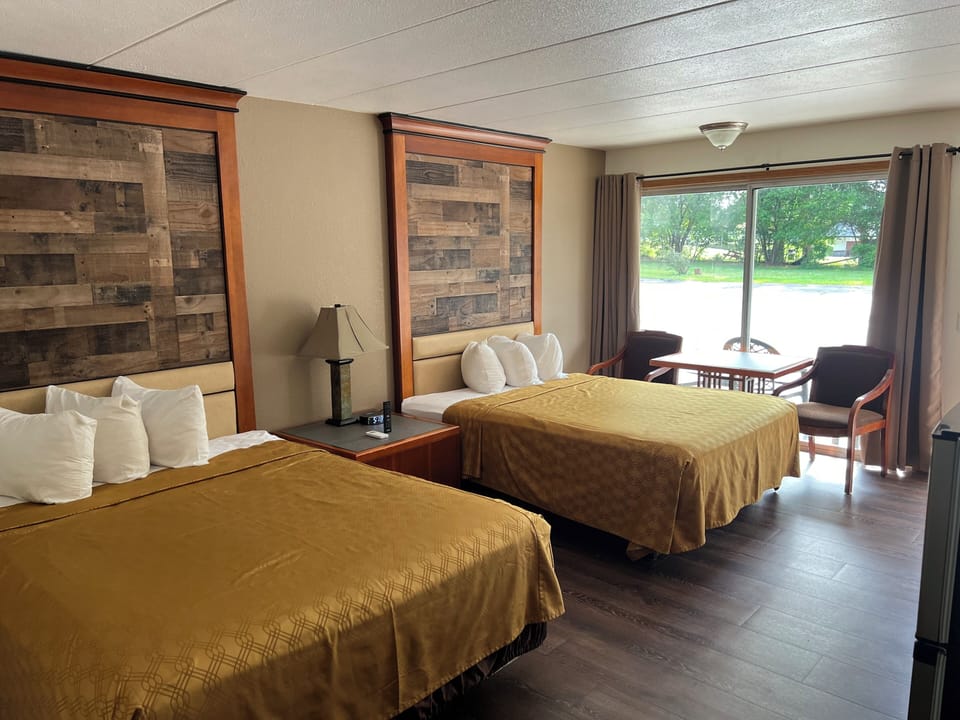 Family Suite Pet Friendly South Building | Soundproofing, iron/ironing board, WiFi (free), bed sheets