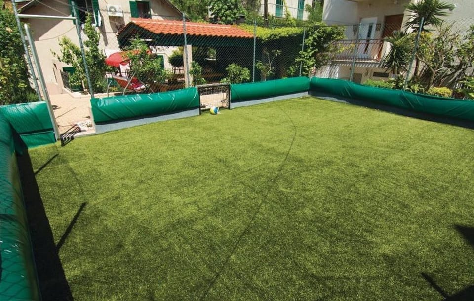 Cageball court