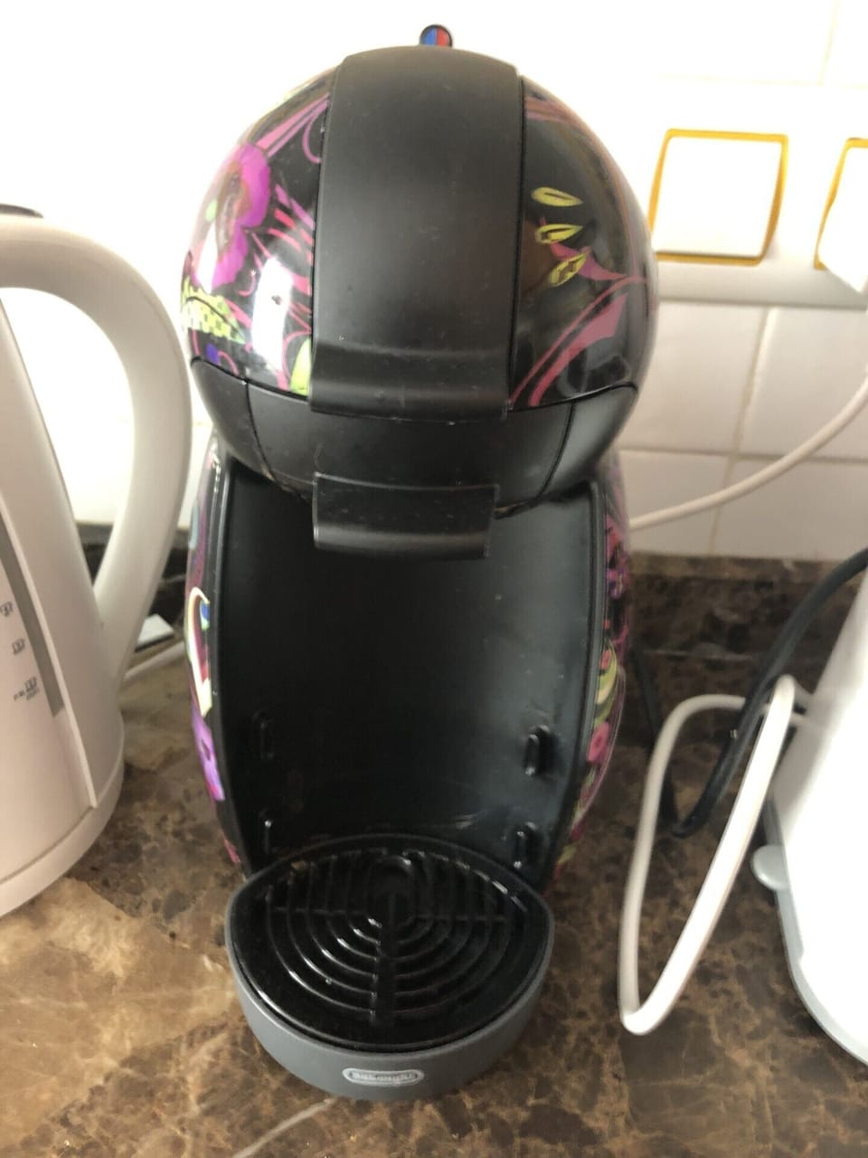 Coffee machine for pods